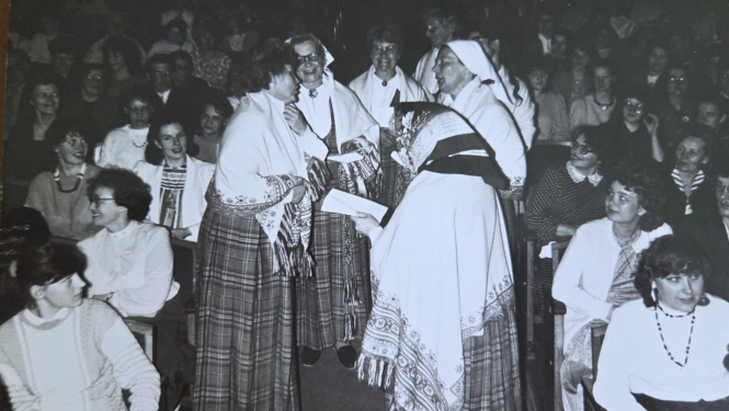  Līksnas sievas apdziedāšanas laikā Daugavpils teātrī 1986. gadā. Fotogrāfijas centrā (no kreisās puses) dziedātājas: Eleonora Velika, Sofija Klaucāne, Antonija Strode, Valentīna Barkovska, Berta Vingre, Elvīra-Anna Ozoliņa.