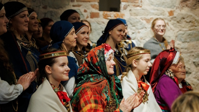 Latviešu sievietes tautastērpos pārstāv suitu kultūrtelpu un lībiešus
