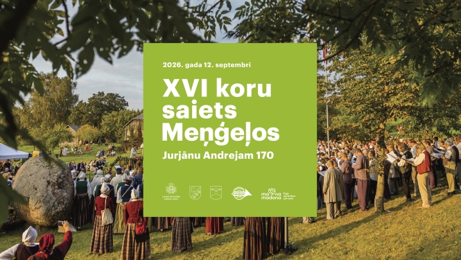 Kopkoris parkā, priekšplānā uzraksts XVI koru saiets Meņģeļos