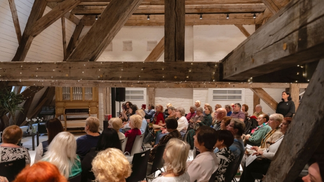 Auditorijā sēž cilvēki