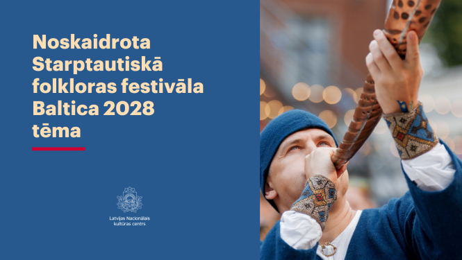 Vīrs arheoloģiskajā tautastērpā pūš ragu.