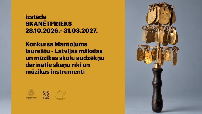 Attēlā redzams trideksnis. Priekšā ir izvietots teksta bloks ar informāciju par izstādi. 