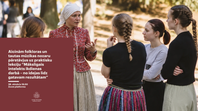 Attēlā redzama sieviete tautastērpā, kas sarunājas ar jaunietēm brīvā dabā. Attēla kreisajā pusē uz tumši sarkana fona izvietots aicinājums uz Latvijas Nacionālā kultūras centra organizētu praktisku lekciju par mākslīgā intelekta izmantošanu ikdienas darbā.