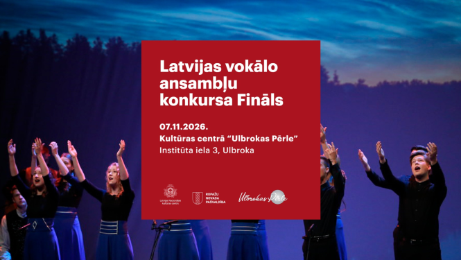 Attēlā redzami vokālo ansambļu dalībnieki uz skatuves, izpildot priekšnesumu. Attēlā iekļauti Latvijas Nacionālā kultūras centra, Ropažu novada pašvaldības un kultūras centra “Ulbrokas Pērle” logotipi.