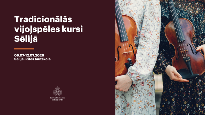 Tuvplānā puķainās kleitās tērptas meitenes tur rokās vijoles.