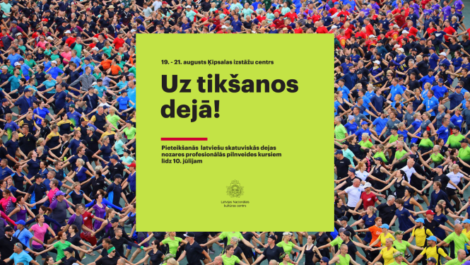 Deju kolektīvu dejotāji krāsainos treniņtērpos sadevušies rokās deju laukumā