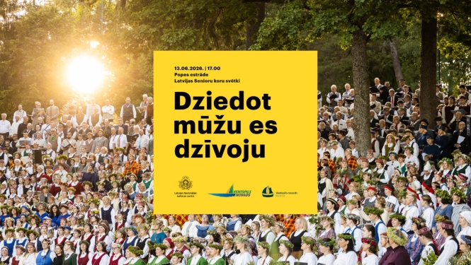 Kora dziedātāji koncertā estrādē