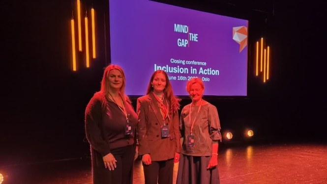 Latvijas delegācijas pārstāves starptautiskās konferences "Mind the Gap – Inclusion in Action" noslēguma pasākumā Oslo. Dalībnieces fotografētas uz skatuves, fonā redzams konferences nosaukums uz ekrāna.