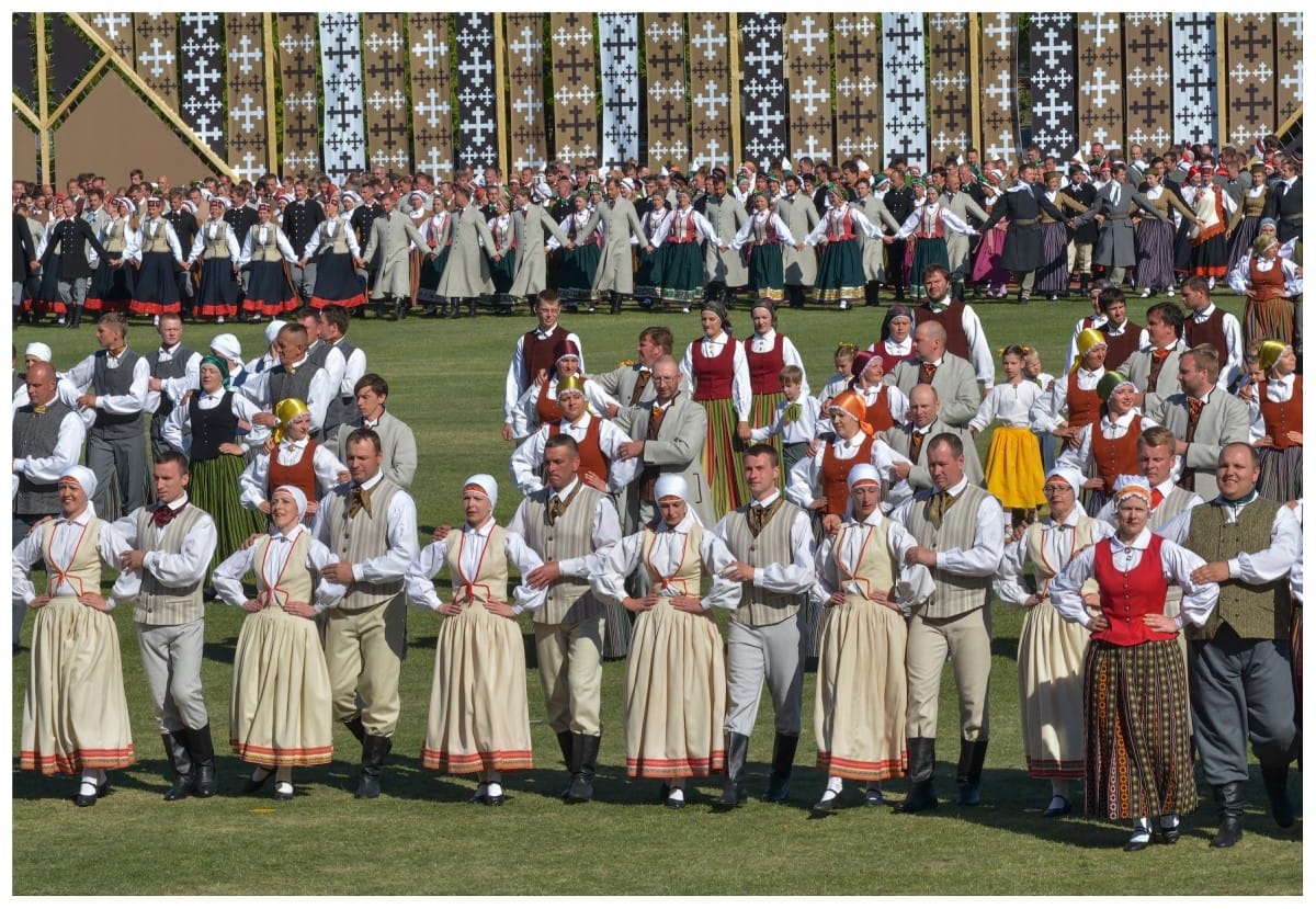 VIII Vidējās paaudzes dejotāju svētki „Dievs man deva maizes zemi"