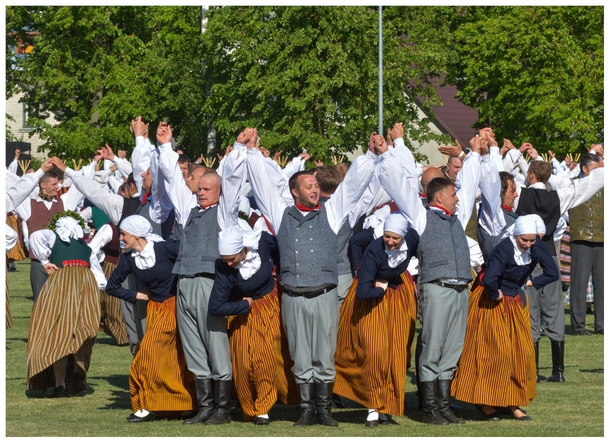 VIII Vidējās paaudzes dejotāju svētki „Dievs man deva maizes zemi"