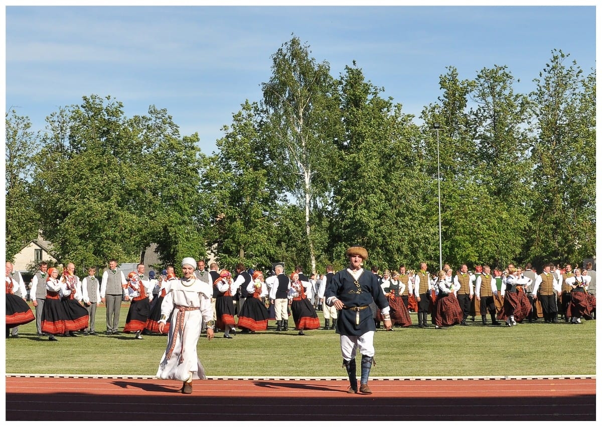 VIII Vidējās paaudzes dejotāju svētki „Dievs man deva maizes zemi"
