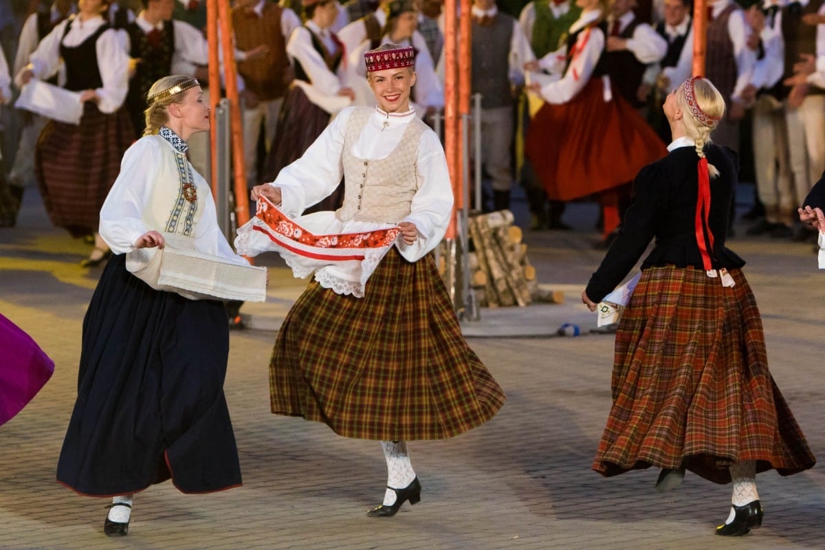 Deju uzvedums "Gredzenus mijot"