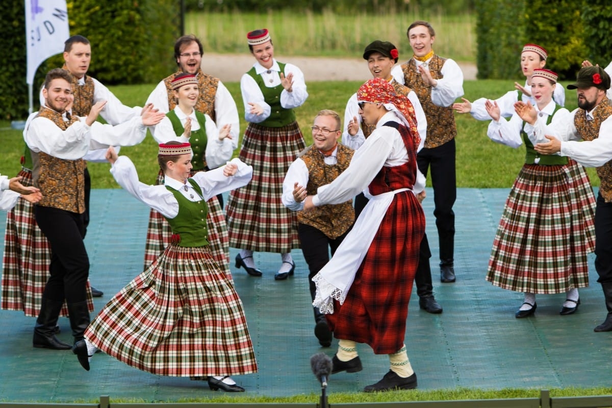 VIII Starptautiskā tautas deju festivāla "Sudmaliņas" koncerts "Deju soļi pasauli iegriež" Rundāles pils parkā