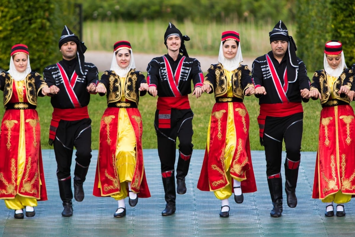 VIII Starptautiskā tautas deju festivāla "Sudmaliņas" koncerts "Deju soļi pasauli iegriež" Rundāles pils parkā
