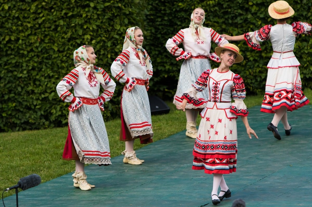 VIII Starptautiskā tautas deju festivāla "Sudmaliņas" koncerts "Deju soļi pasauli iegriež" Rundāles pils parkā