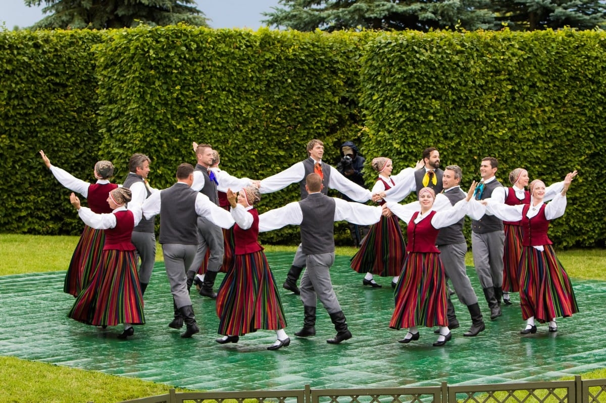 VIII Starptautiskā tautas deju festivāla "Sudmaliņas" koncerts "Deju soļi pasauli iegriež" Rundāles pils parkā