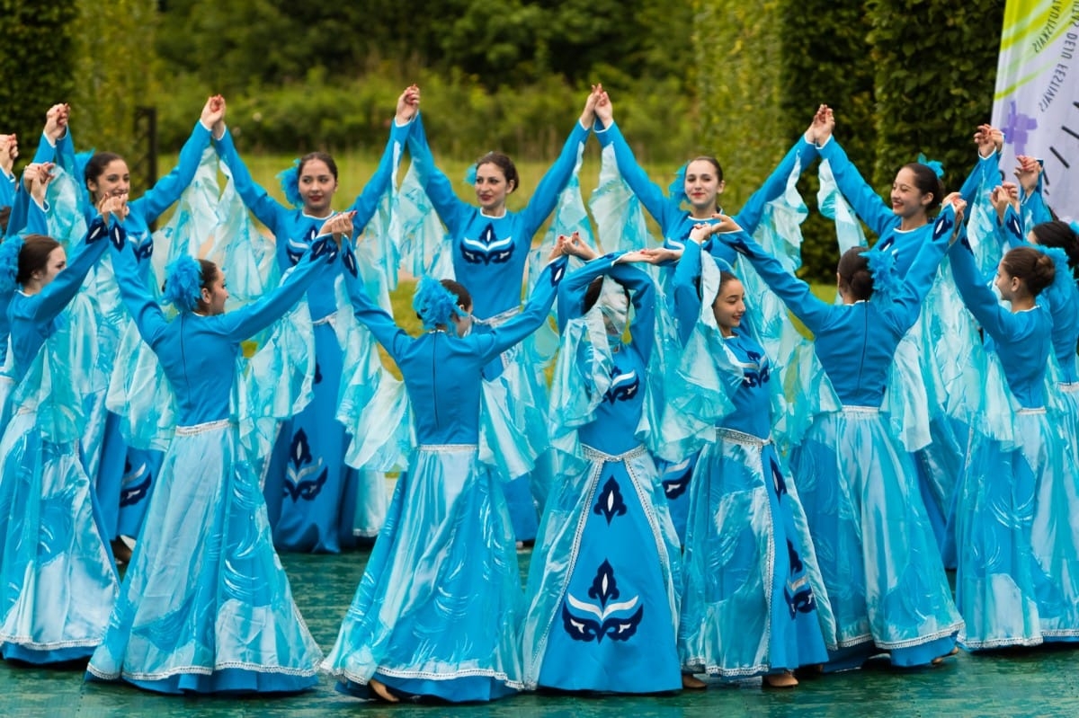 VIII Starptautiskā tautas deju festivāla "Sudmaliņas" koncerts "Deju soļi pasauli iegriež" Rundāles pils parkā