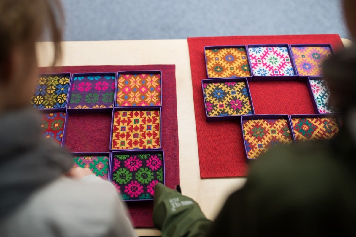 Grāmatas "Suitu rakstainās zeķes" atvēršana