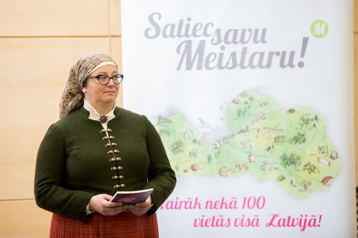 Grāmatas "Suitu rakstainās zeķes" atvēršana