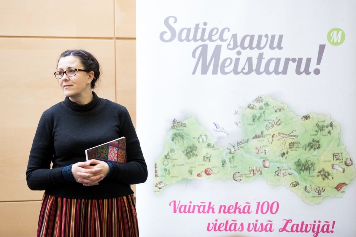Grāmatas "Suitu rakstainās zeķes" atvēršana