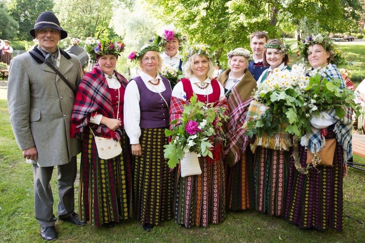 VASARAS SAULGRIEŽI LATVIJAS NOVADOS