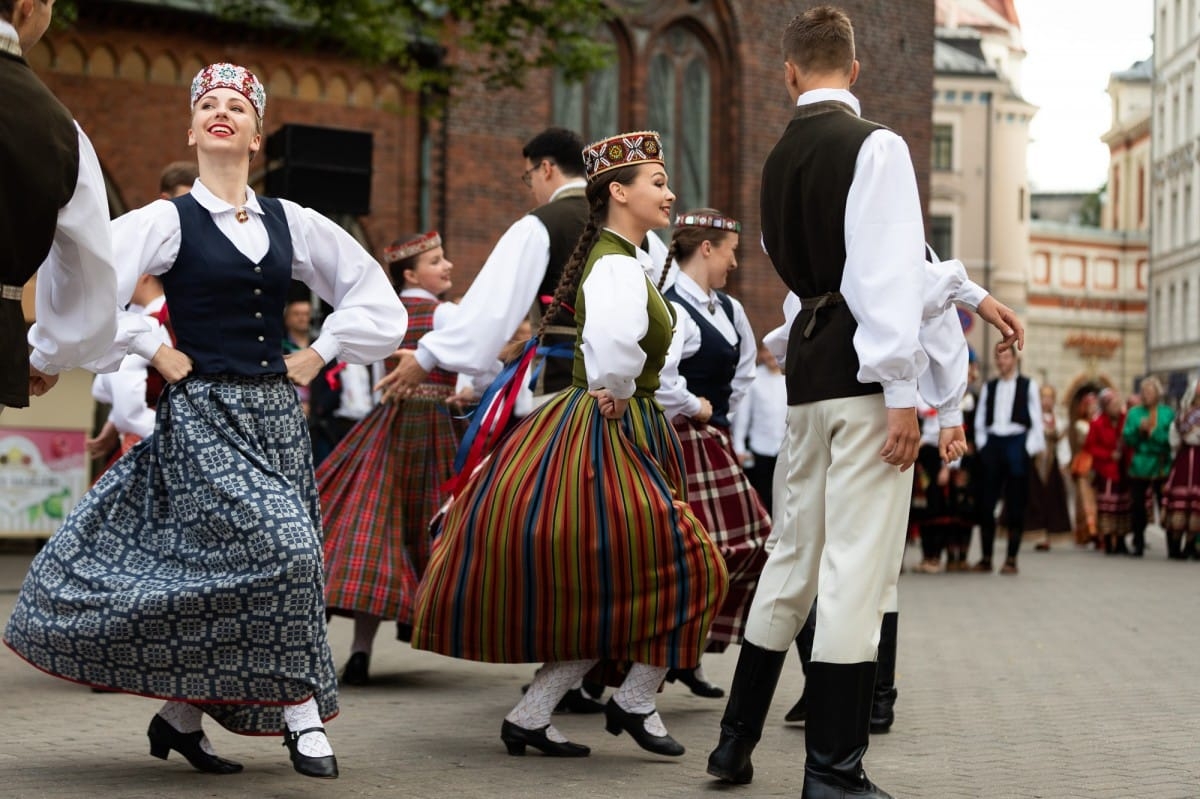 IX Starptautiskais tautas deju festivāls "Sudmaliņas" - Iepazīšanās tūre "Labāk deviņi draugi..." Vecrīgā
