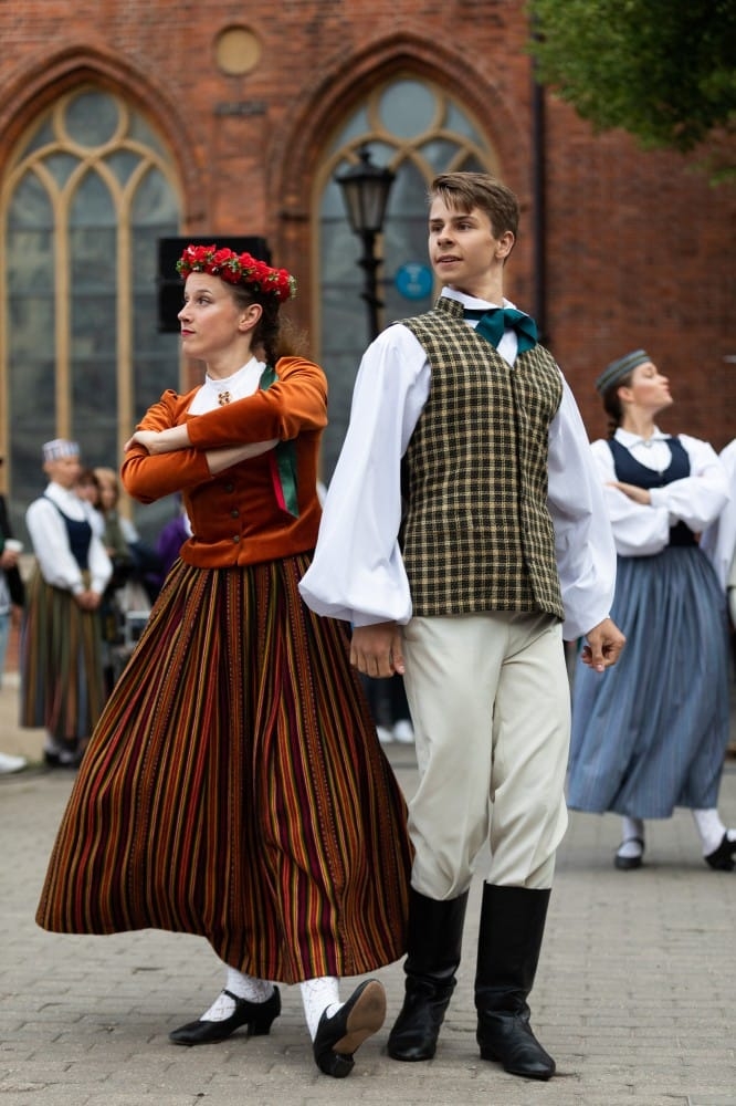 IX Starptautiskais tautas deju festivāls "Sudmaliņas" - Iepazīšanās tūre "Labāk deviņi draugi..." Vecrīgā
