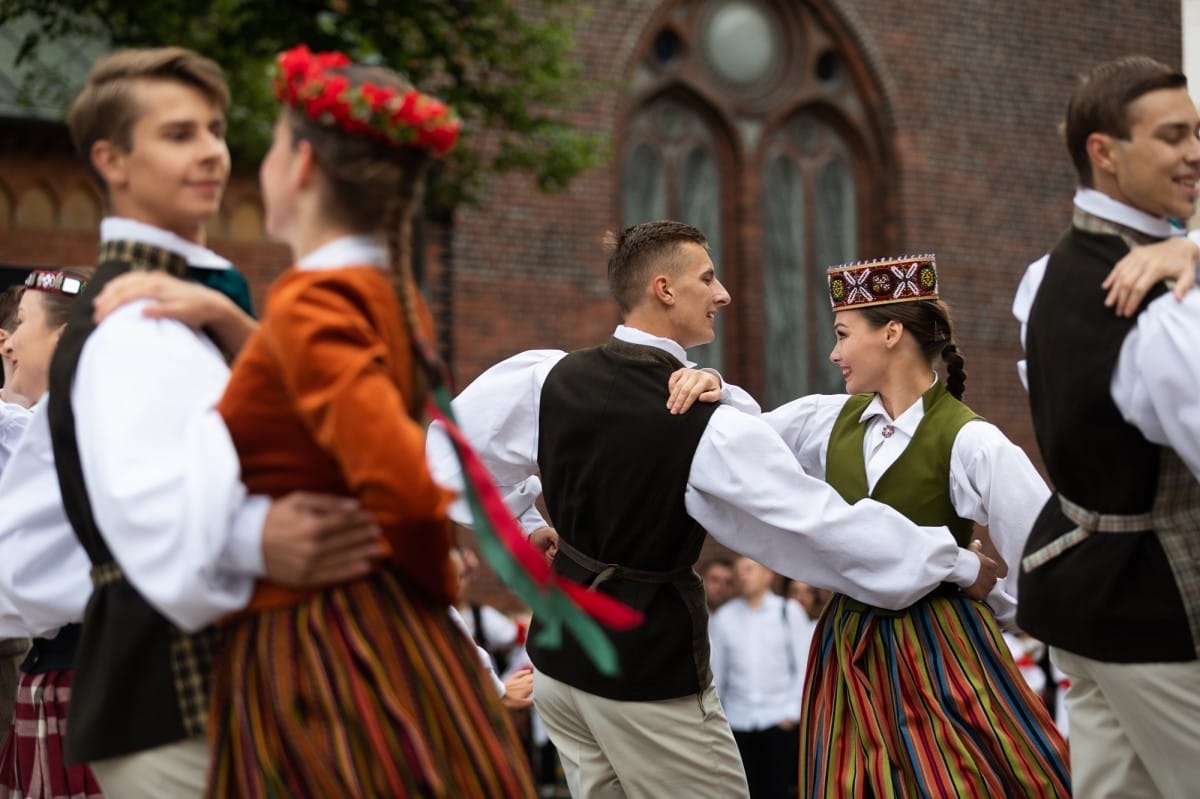 IX Starptautiskais tautas deju festivāls "Sudmaliņas" - Iepazīšanās tūre "Labāk deviņi draugi..." Vecrīgā