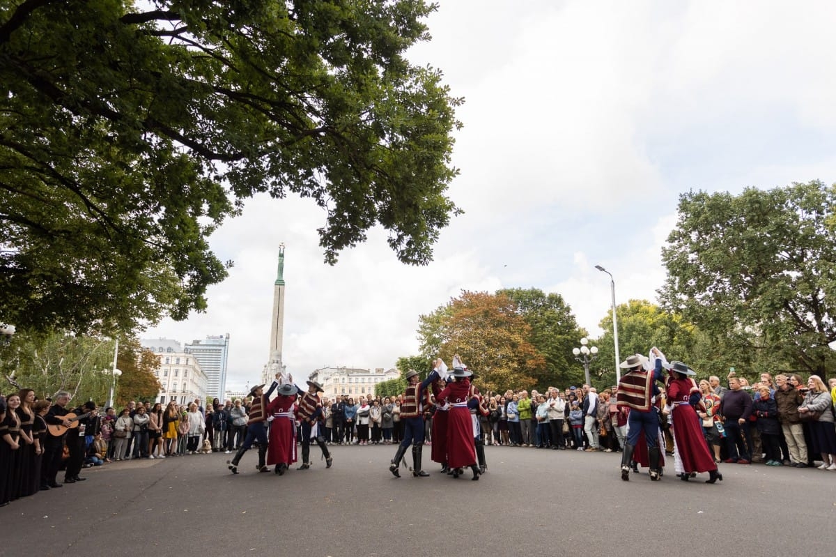 IX Starptautiskais tautas deju festivāls "Sudmaliņas" - Iepazīšanās tūre "Labāk deviņi draugi..." Vecrīgā