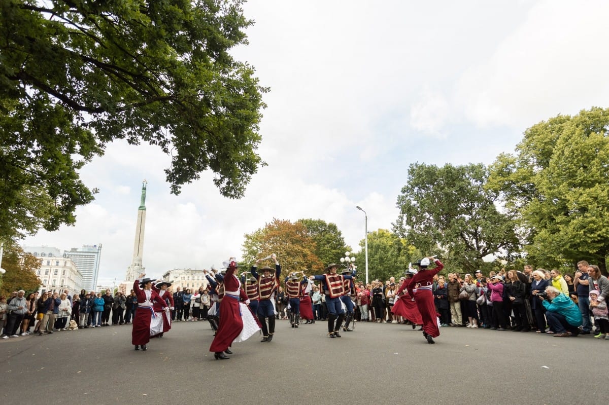 IX Starptautiskais tautas deju festivāls "Sudmaliņas" - Iepazīšanās tūre "Labāk deviņi draugi..." Vecrīgā