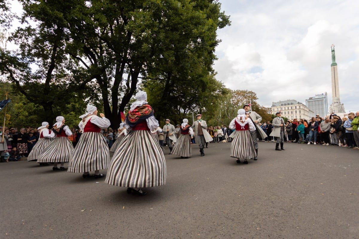 IX Starptautiskais tautas deju festivāls "Sudmaliņas" - Iepazīšanās tūre "Labāk deviņi draugi..." Vecrīgā