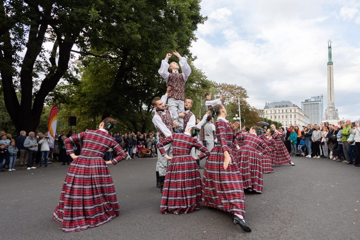IX Starptautiskais tautas deju festivāls "Sudmaliņas" - Iepazīšanās tūre "Labāk deviņi draugi..." Vecrīgā