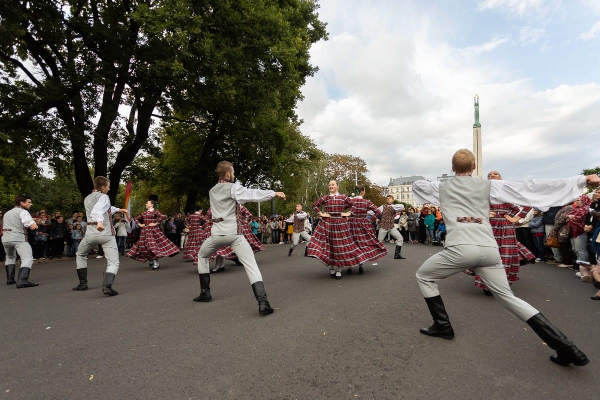 IX Starptautiskais tautas deju festivāls "Sudmaliņas" - Iepazīšanās tūre "Labāk deviņi draugi..." Vecrīgā