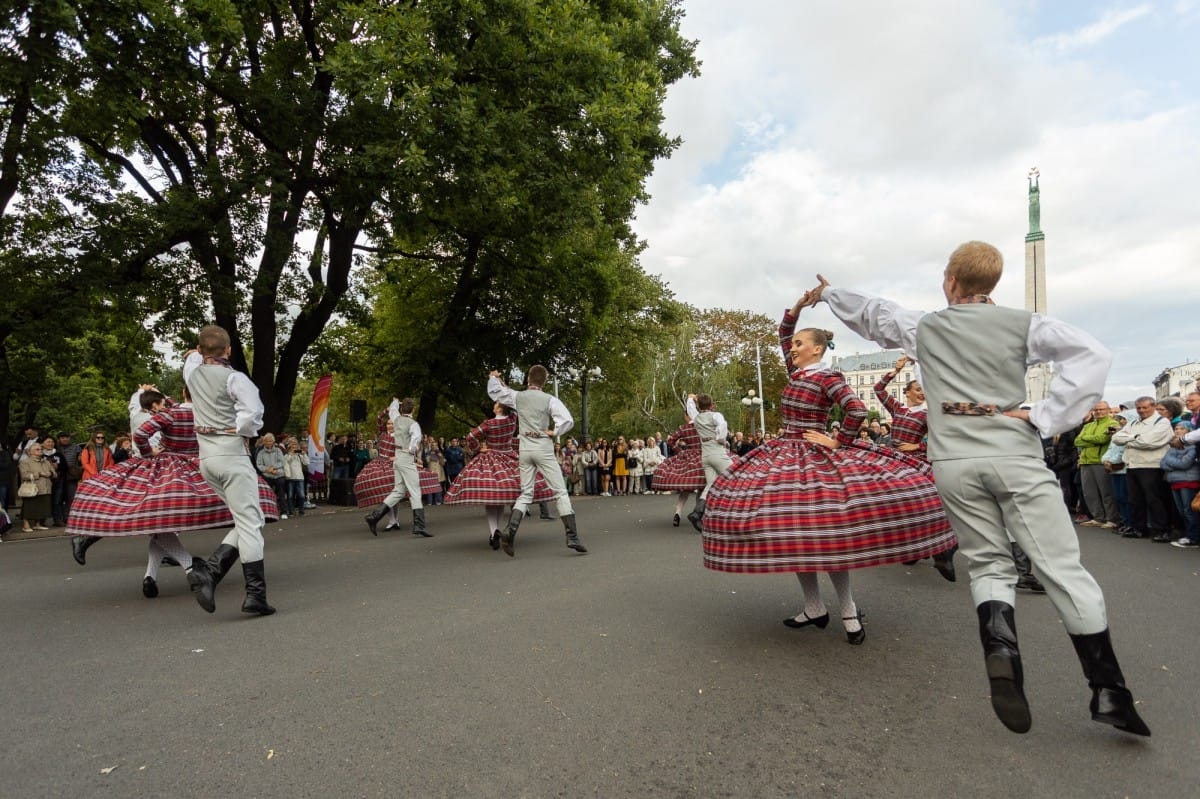 IX Starptautiskais tautas deju festivāls "Sudmaliņas" - Iepazīšanās tūre "Labāk deviņi draugi..." Vecrīgā