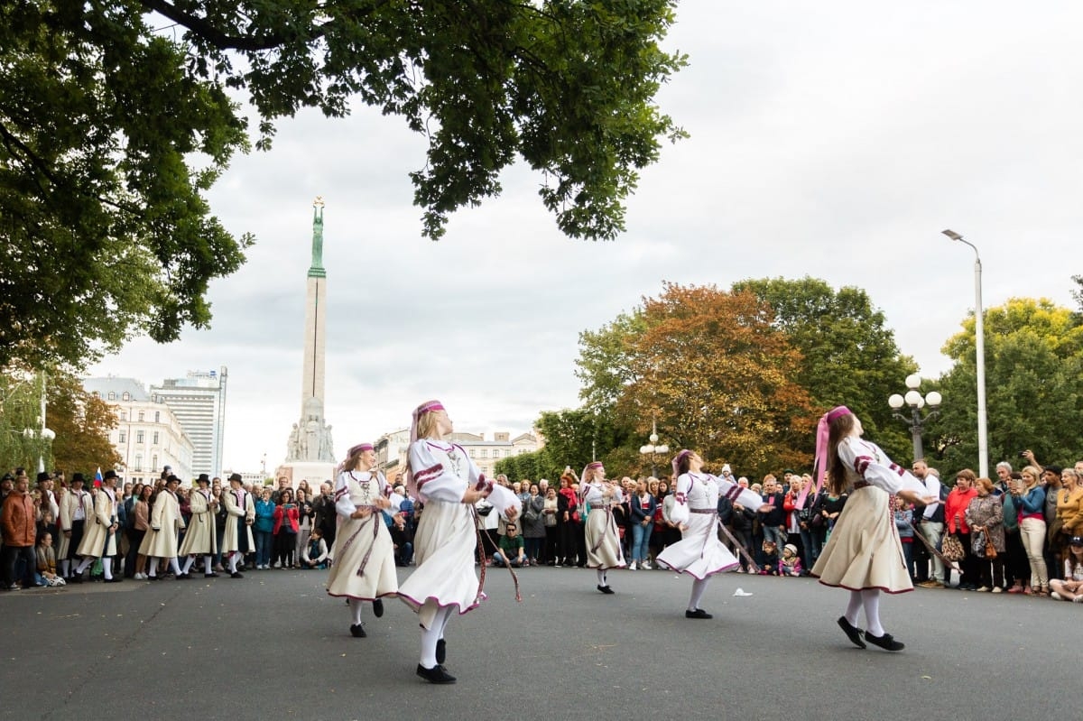 IX Starptautiskais tautas deju festivāls "Sudmaliņas" - Iepazīšanās tūre "Labāk deviņi draugi..." Vecrīgā