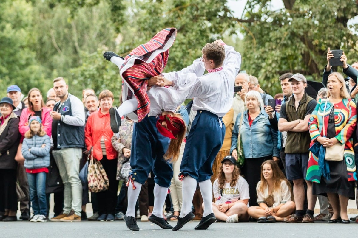 IX Starptautiskais tautas deju festivāls "Sudmaliņas" - Iepazīšanās tūre "Labāk deviņi draugi..." Vecrīgā