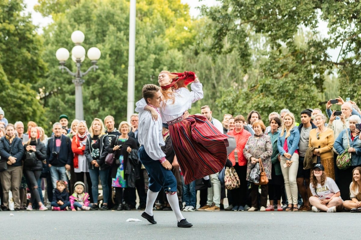 IX Starptautiskais tautas deju festivāls "Sudmaliņas" - Iepazīšanās tūre "Labāk deviņi draugi..." Vecrīgā