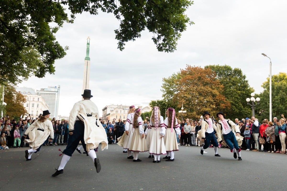 IX Starptautiskais tautas deju festivāls "Sudmaliņas" - Iepazīšanās tūre "Labāk deviņi draugi..." Vecrīgā
