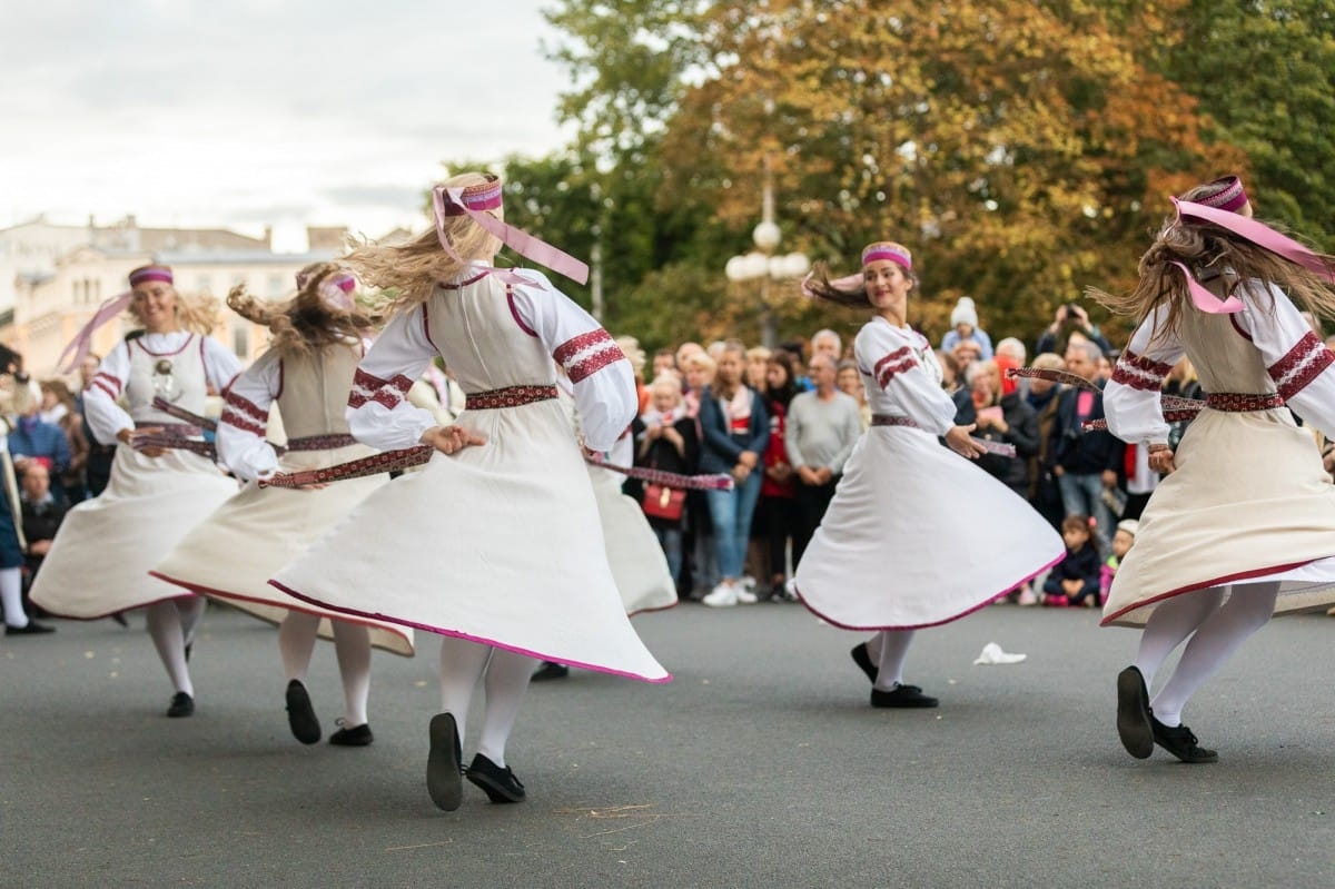 IX Starptautiskais tautas deju festivāls "Sudmaliņas" - Iepazīšanās tūre "Labāk deviņi draugi..." Vecrīgā
