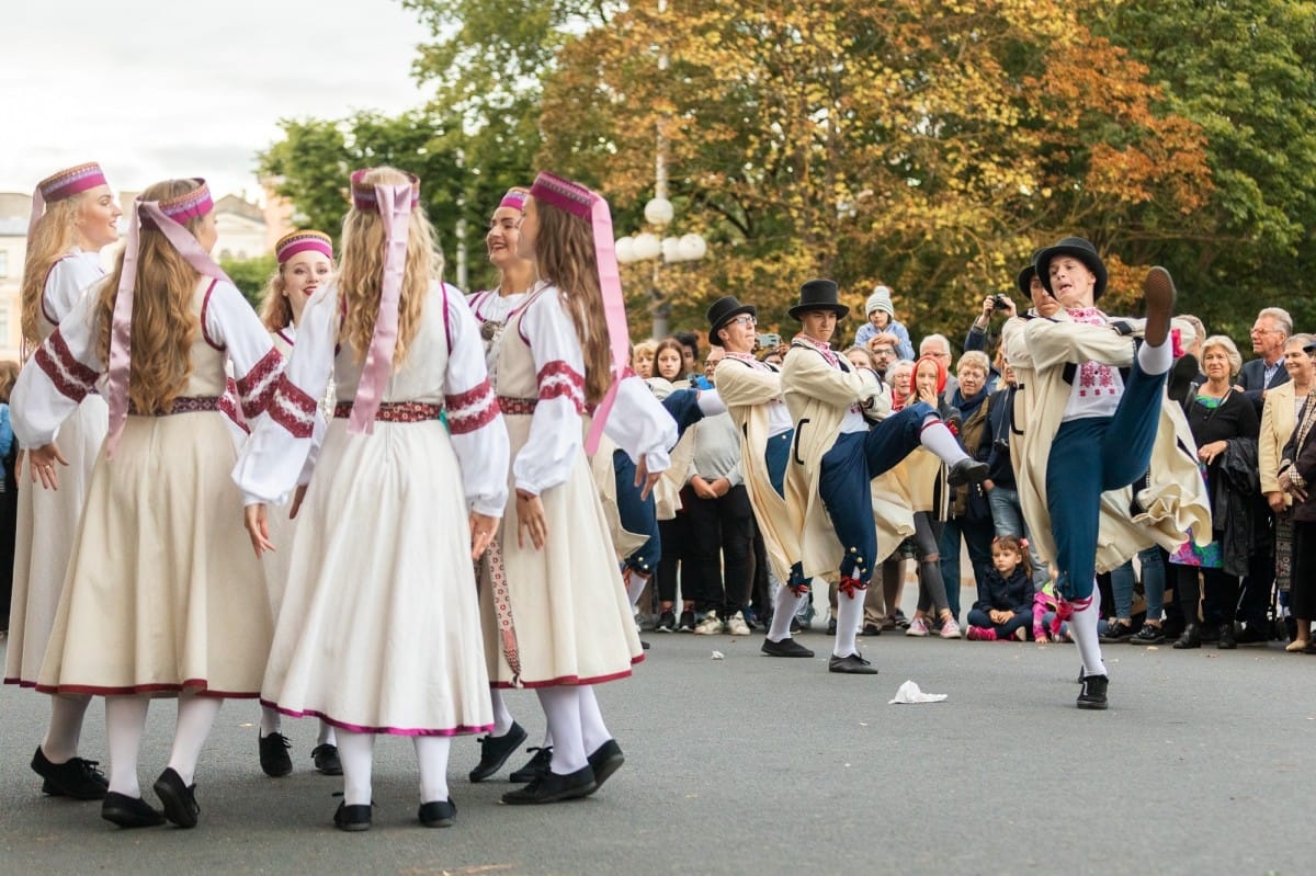 IX Starptautiskais tautas deju festivāls "Sudmaliņas" - Iepazīšanās tūre "Labāk deviņi draugi..." Vecrīgā