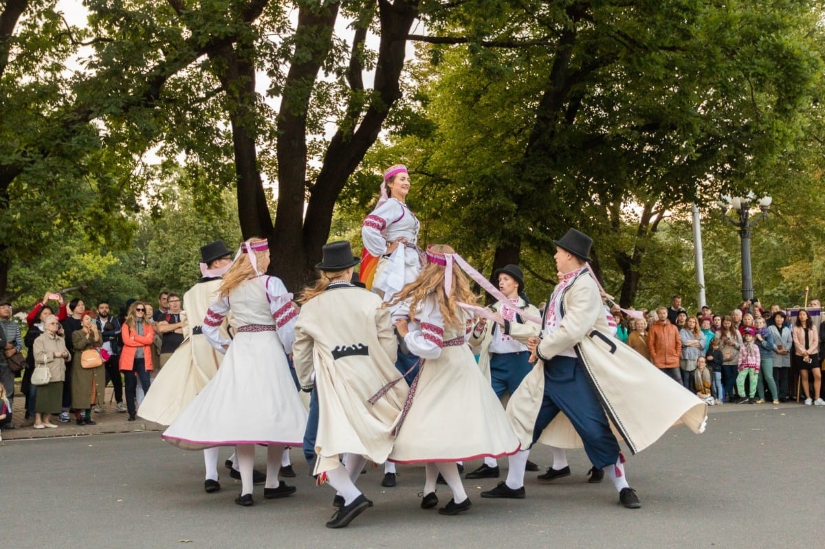 IX Starptautiskais tautas deju festivāls "Sudmaliņas" - Iepazīšanās tūre "Labāk deviņi draugi..." Vecrīgā