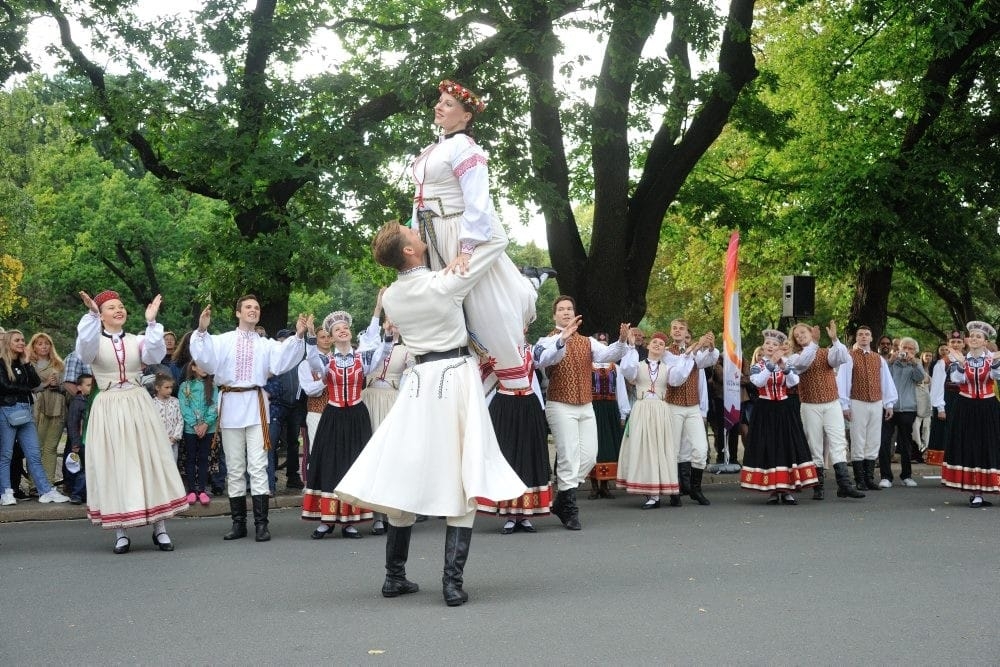 IX Starptautiskais tautas deju festivāls "Sudmaliņas" - Iepazīšanās tūre "Labāk deviņi draugi..." Vecrīgā