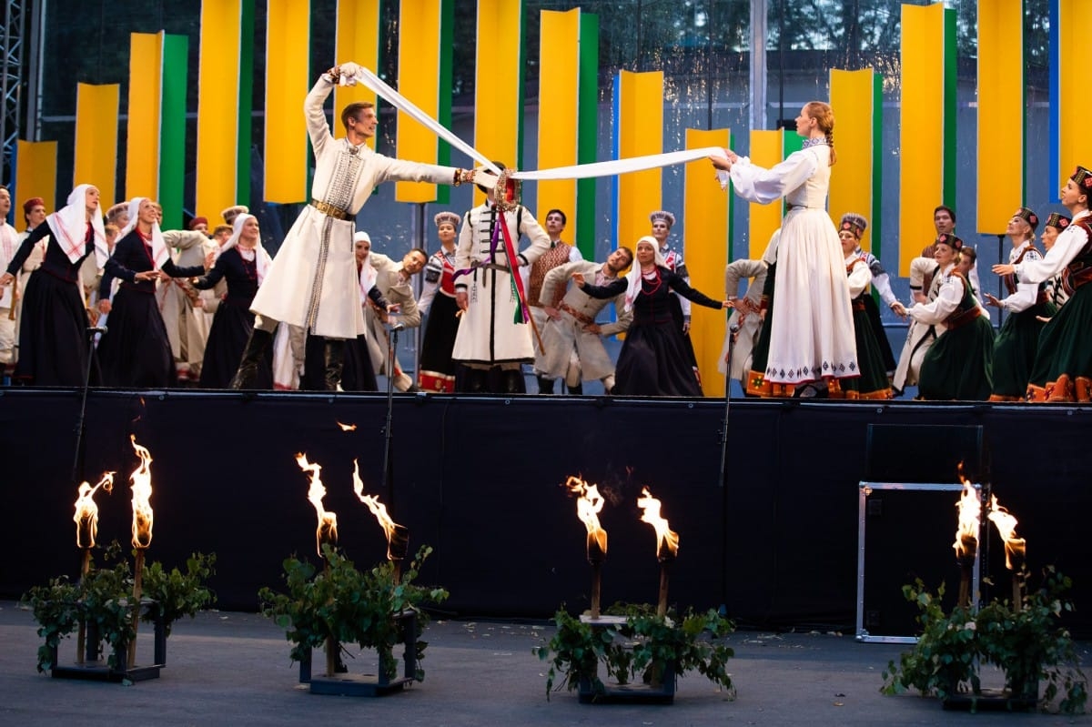 IX Starptautiskais tautas deju festivāls "Sudmaliņas" - Atklāšanas koncerts "Aiz deviņām jūrām, aiz deviņiem kalniem"