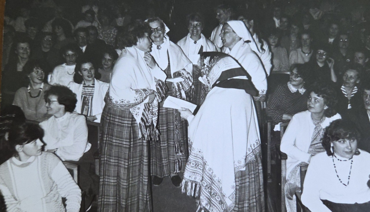  Līksnas sievas apdziedāšanas laikā Daugavpils teātrī 1986. gadā. Fotogrāfijas centrā (no kreisās puses) dziedātājas: Eleonora Velika, Sofija Klaucāne, Antonija Strode, Valentīna Barkovska, Berta Vingre, Elvīra-Anna Ozoliņa.