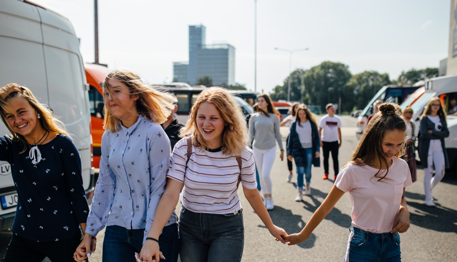 skolēni sadevušies rokās