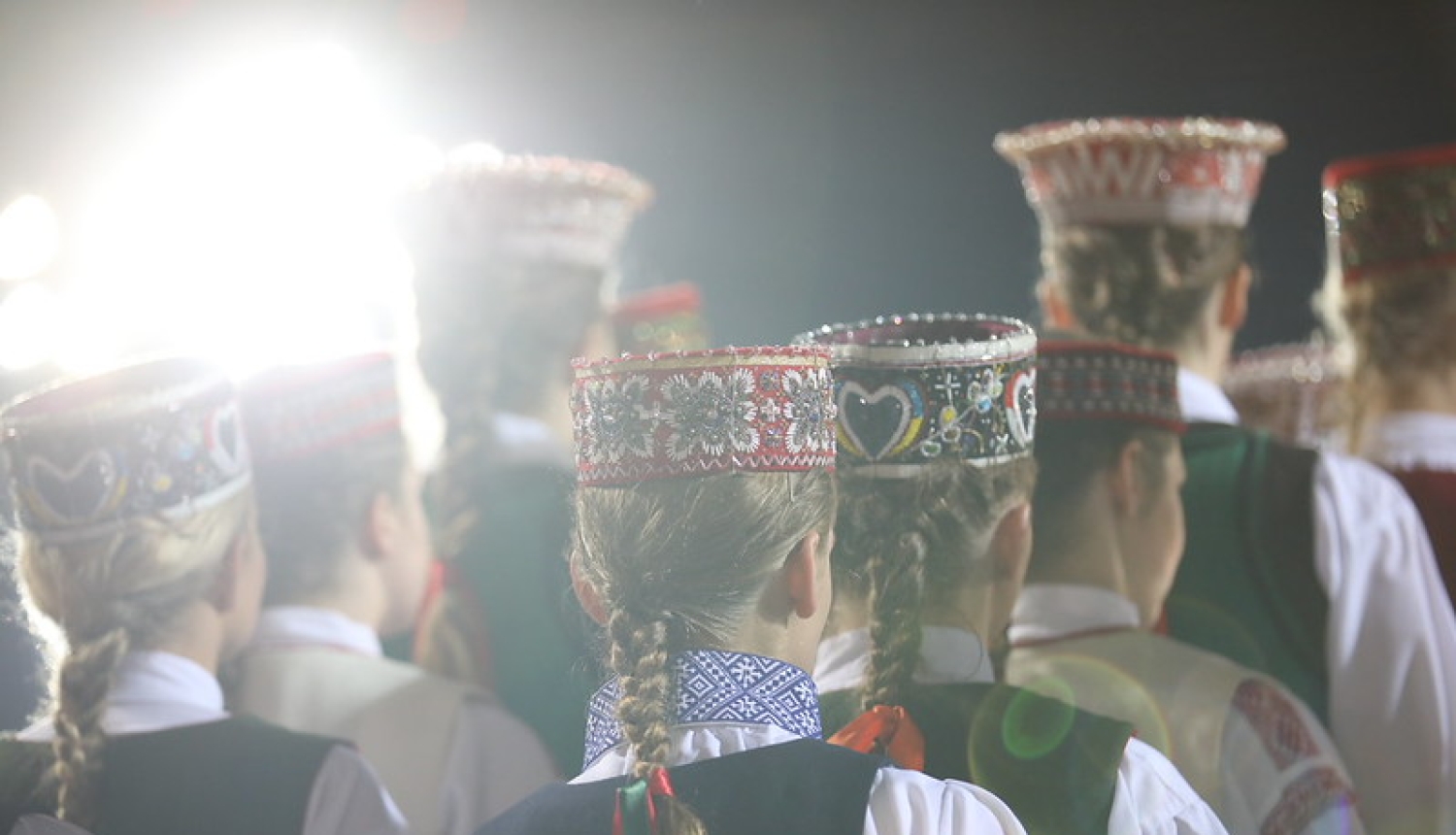 Stāv meitenes ar kroņiem