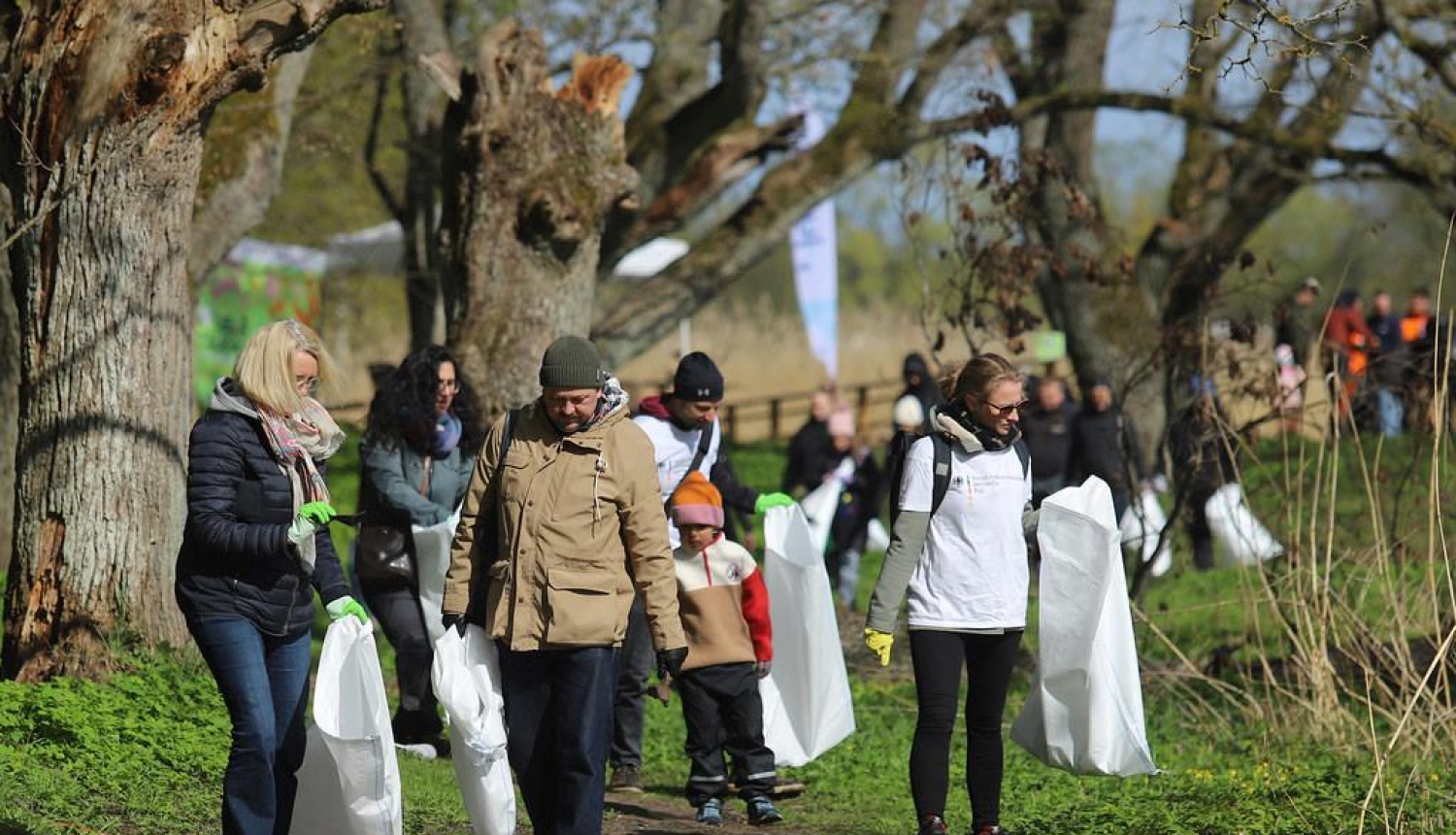 Talku tradīcija Latvijā. "Lielā Talka" Strazdumuižā 2025. gada aprīlī. Foto - Biedrība "PēdasLV".