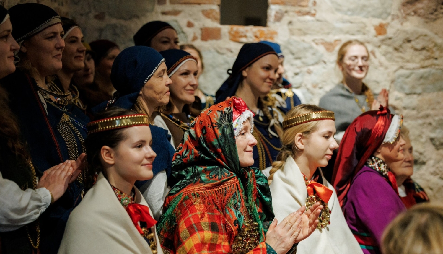 Latviešu sievietes tautastērpos pārstāv suitu kultūrtelpu un lībiešus