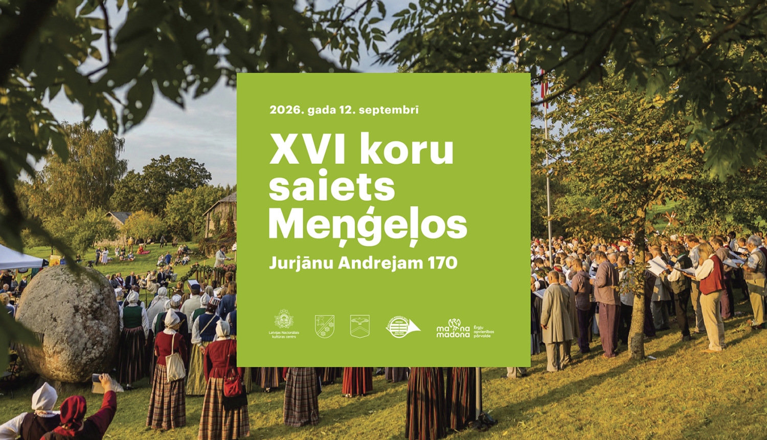 Kopkoris parkā, priekšplānā uzraksts XVI koru saiets Meņģeļos
