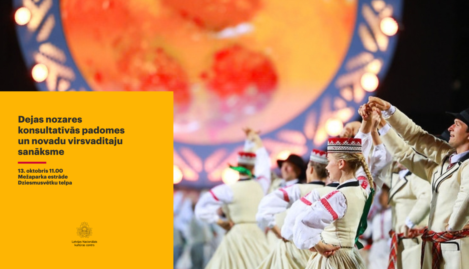 Dejas nozares konsultatīvās padomes un novadu deju virsvadītāju sanāksme. 2026. gada 13. oktobrī plkst. 11.00 Mežaparka Lielās estrādes Dziesmusvētku telpā. Attēlā redzami dejotāji latviešu tautastērpos uz skatuves.